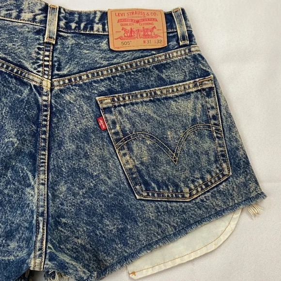 Levi’s 505 Women’s 31 Non Stretch Distressed Regular Fit Cut Off Denim Short - Picture 7 of 11